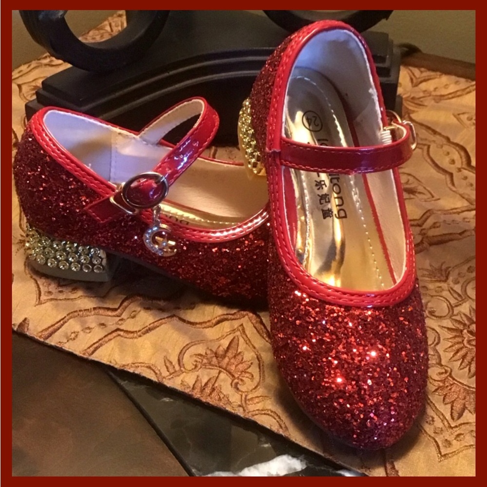 ❣️Glittery Red Kids Shoes w/ Gold Flat Heels & Buckle Charms ~ Sz 8